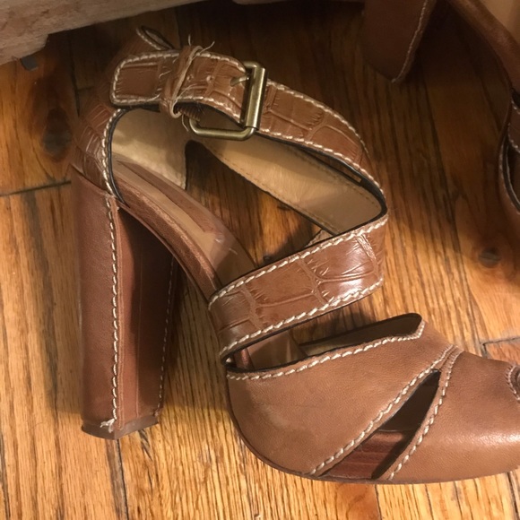 Tan BCBG heels with snake detailing - Picture 1 of 4